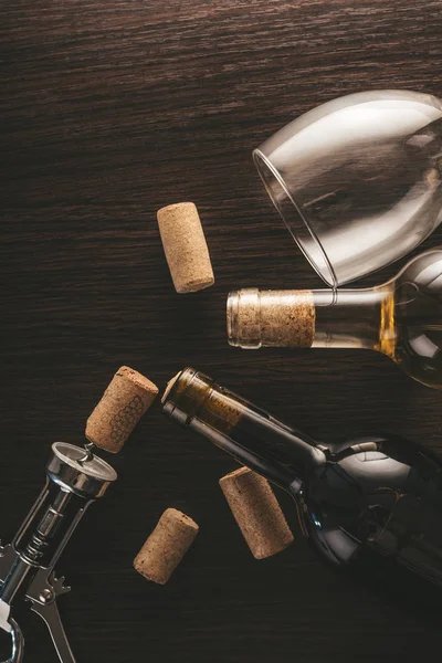 Botellas Vino Sacacorchos Sobre Fondo Madera —  Fotos de Stock