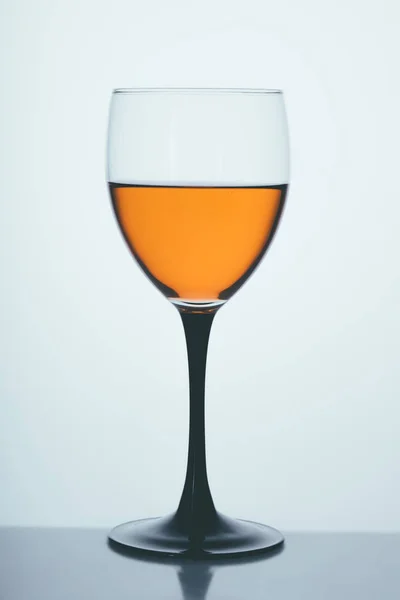 Glas Witte Wijn Close Een Lichte Ondergrond — Stockfoto