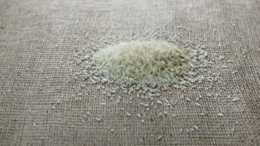 çuval bezi zemin üzerine yağan çiğ pirinç portre