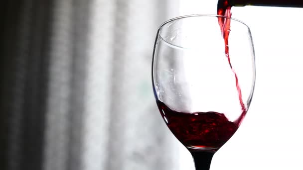 Vinho Tinto Derramando Copo Fundo Claro — Vídeo de Stock