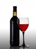 láhev a sklo červeného vína detailní up na bílém pozadí