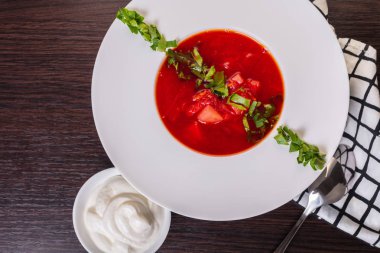 Kırmızı borsch, ahşap arka plan üzerinde Ukraynalı mutfağı