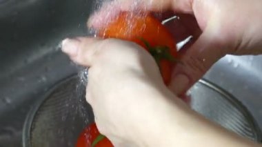 taze domates musluğun altında kadın yıkar