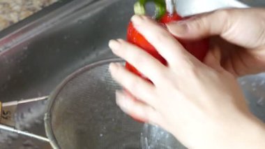 kadın yıkar tatlı biber musluğun altında