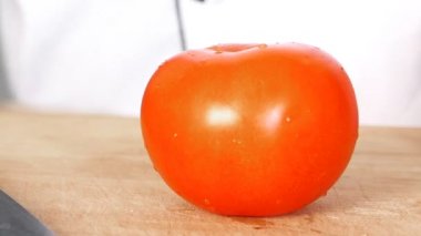 kadın aşçı taze domates keser, closeup eller