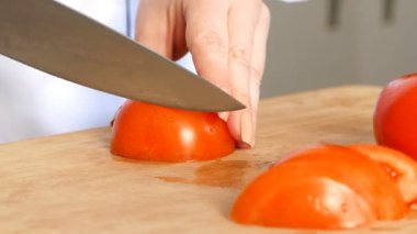 kadın aşçı taze domates keser, closeup eller