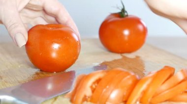 kadın aşçı taze domates keser, closeup eller