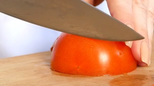 Mujer Cocinar Cortes Tomate Fresco Manos Cerca — Vídeo de stock