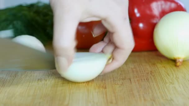 Μάγειρας Γυναίκα Κόβει Κρεμμύδια Χέρια Κινηματογράφηση Πρώτο Πλάνο — Αρχείο Βίντεο