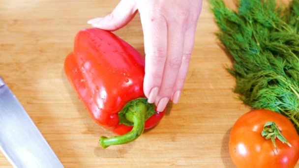 Köchin Schneidet Paprika Hände Nahaufnahme — Stockvideo