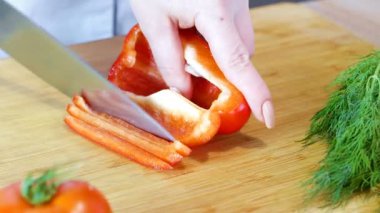 kadın aşçı tatlı biber keser, closeup eller