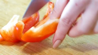 kadın aşçı tatlı biber keser, closeup eller