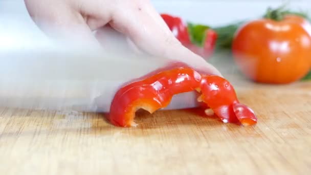 Vrouwelijke Cook Snijdt Paprika Handen Closeup — Stockvideo