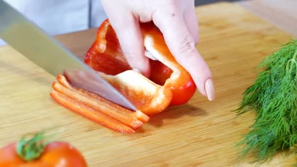 Vrouwelijke Cook Snijdt Paprika Handen Closeup — Stockvideo