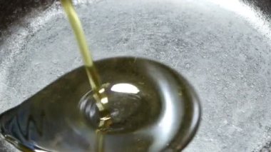 bitkisel yağ sıcak tava döktü yakın çekim