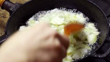 Cook soğan bitkisel yağ içinde patates kızartması