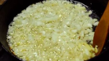Cook soğan bitkisel yağ içinde patates kızartması