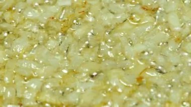 bitkisel yağ içinde pan closeup kızarmış soğan