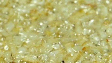 bitkisel yağ içinde pan closeup kızarmış soğan