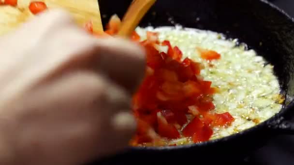 Cocinar Papas Fritas Cebolla Pimienta Aceite Vegetal — Vídeo de stock