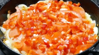 soğan ve biberi bitkisel yağ pan yakın tarih içinde yanmış