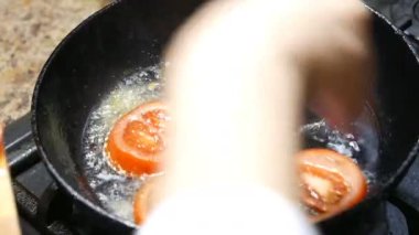 patates domates dilimleri bir tavada pişirmek