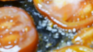 domates dilimleri bir tavada yağda kızarmış