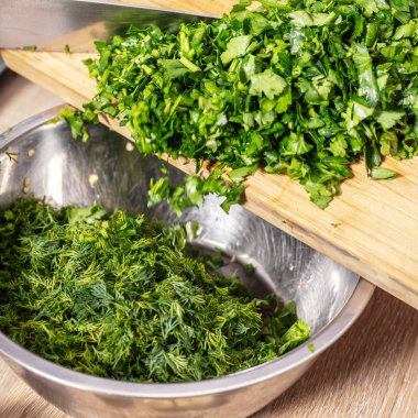 kıyılmış maydanoz bir kaseye dökülür 