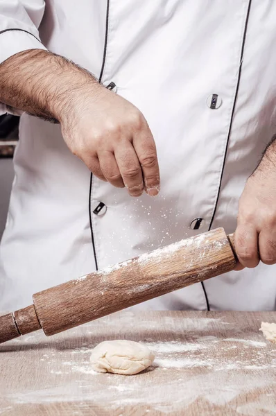 Male chef kneads the dough — Stock Photo, Image