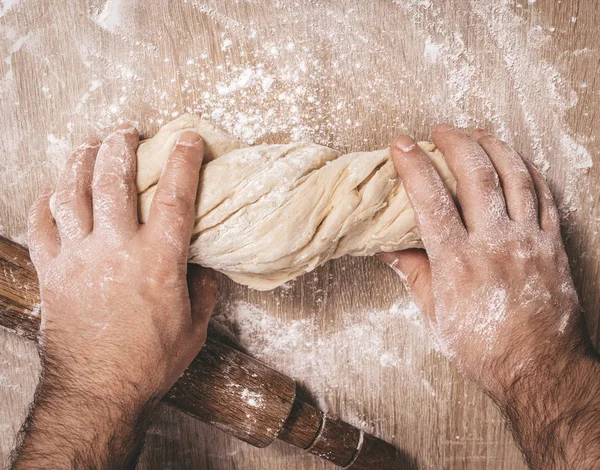 Male chef kneads the dough — Stock Photo, Image