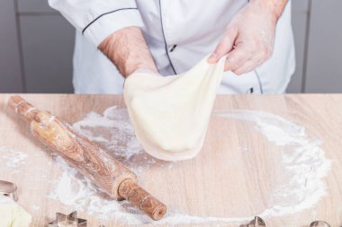 erkek aşçı Noel kurabiyeleri hazırlanıyor