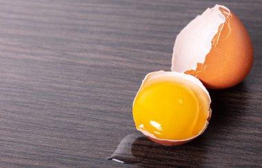 kırık kahverengi tavuk yumurtası 