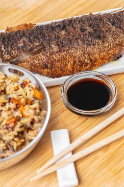 Pirinç pişmiş balık