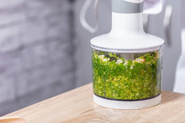 bir blender sıcak yeşil biber ve kişniş