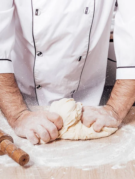 Male chef kneads the dough — Stock Photo, Image