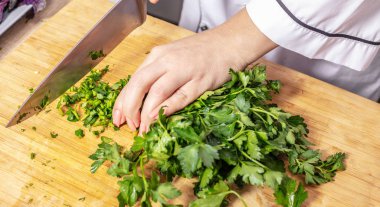 kıyılmış maydanoz yemek 