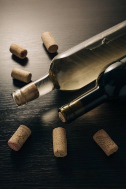 Şişe şarap ve mantarlar