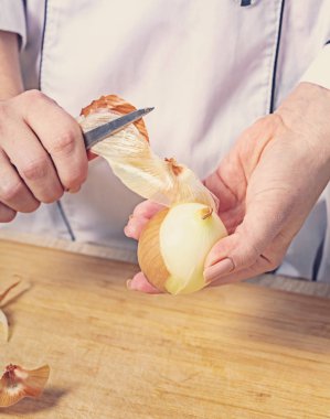 Cook bir soğan cildi temizler