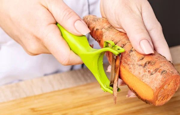 Cocinero limpia zanahorias — Foto de Stock