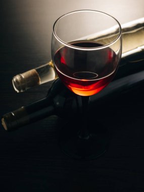 şarap Glasse ve şişeler 