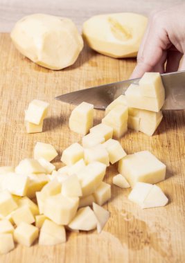 aşçı ahşap tahta üzerinde patates keser