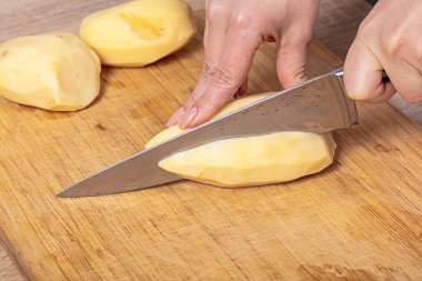 aşçı ahşap tahta üzerinde patates keser