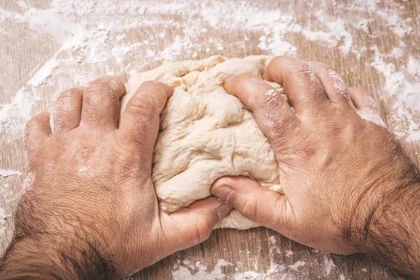 Male chef kneads the dough — Stock Photo, Image