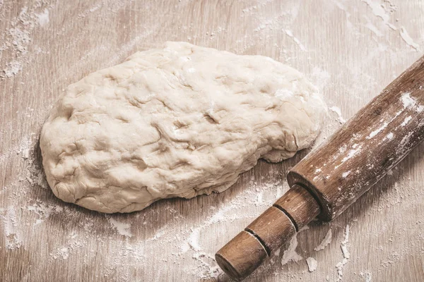 Dough and wooden rolling pin close-up — Stock Photo, Image