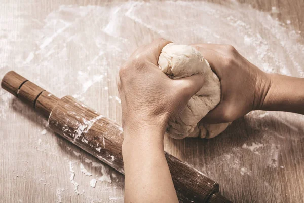 Woman chef kneads the dough — Stock Photo, Image