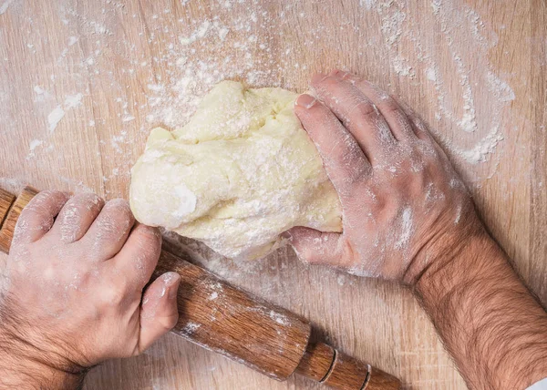 Male chef kneads the dough — Stock Photo, Image