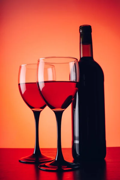 Copas de vino y botella —  Fotos de Stock