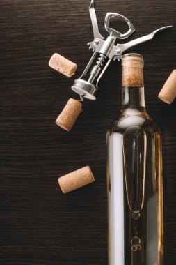 bir şişe şarap ve tirbuşon 