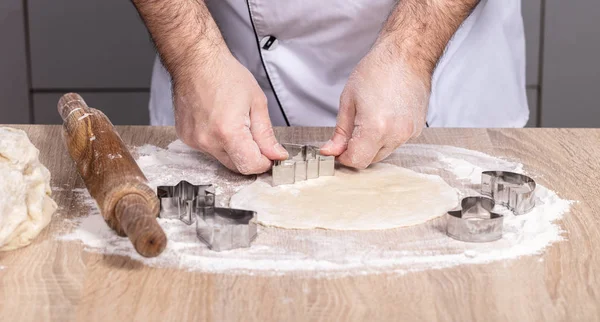 Male cook preparing Christmas cookies — Stock Photo, Image