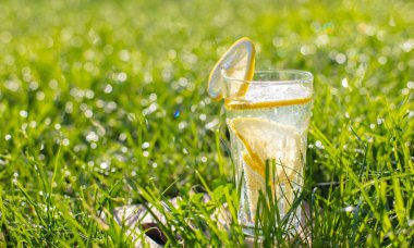 yeşil çim bir bardak limonata